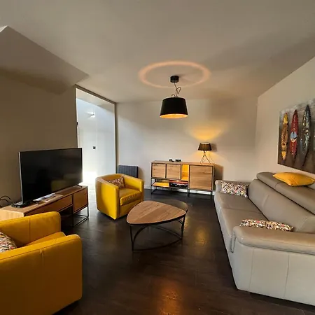 Maison, Six Personnes Au Coeur De Stella